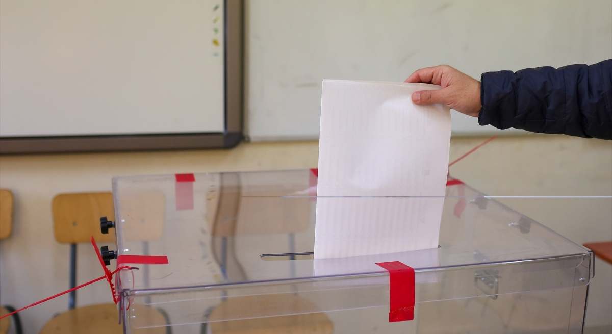 Una persona ejerce su derecho a votar / EP