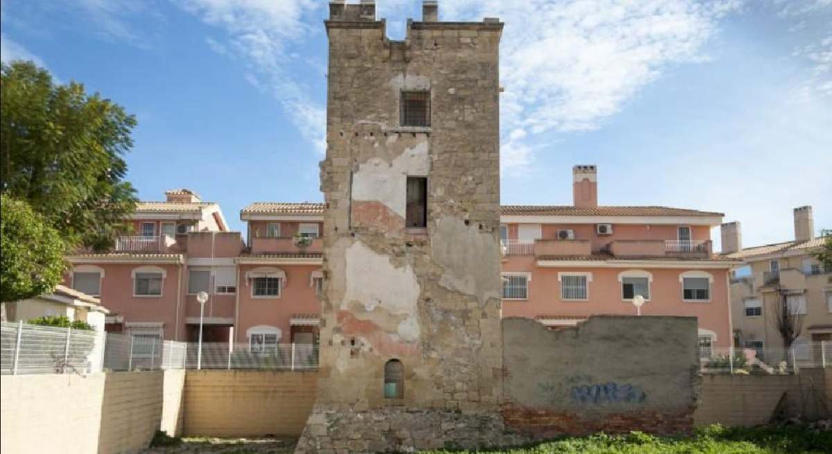Torre Placia, también llamada Plasia o Plácida, en su actual ubicación en Alicante.