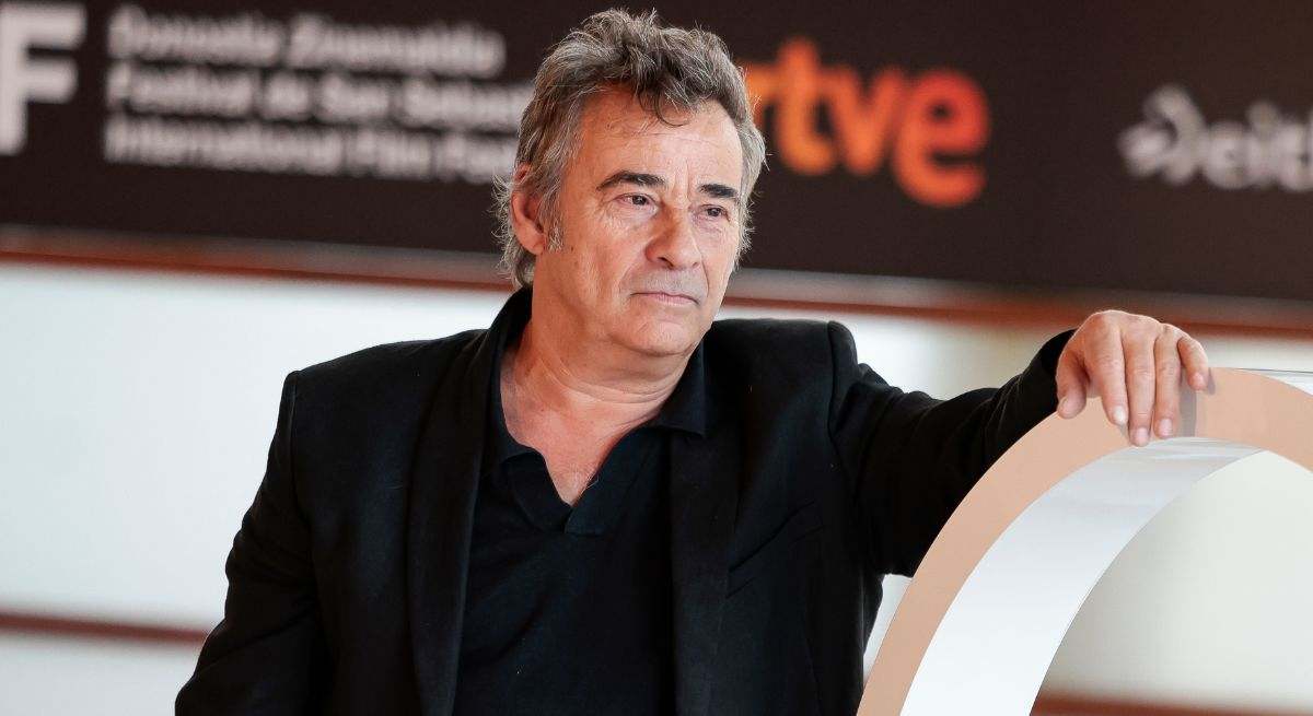 El actor de negro y apoyado en una repisa