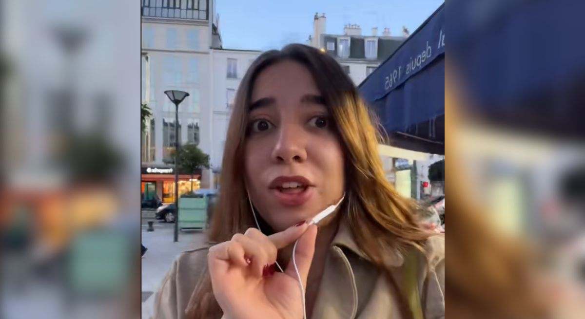 La influencer española hablando por las calles de París