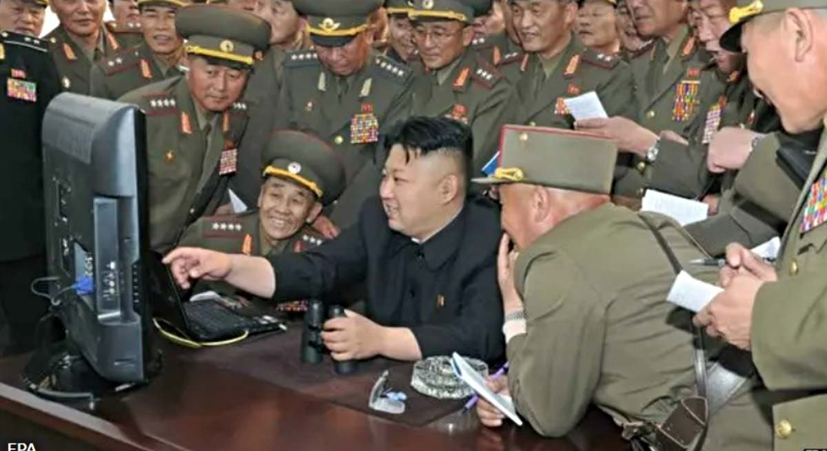 El líder norcoreano, Kim Jong-un rodeado de militares ante un ordenador