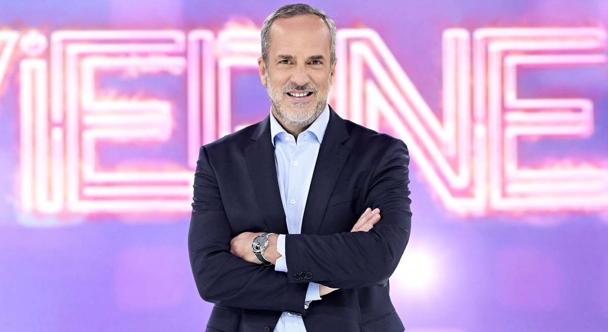 Santi Acosta presenta De viernes en Telecinco