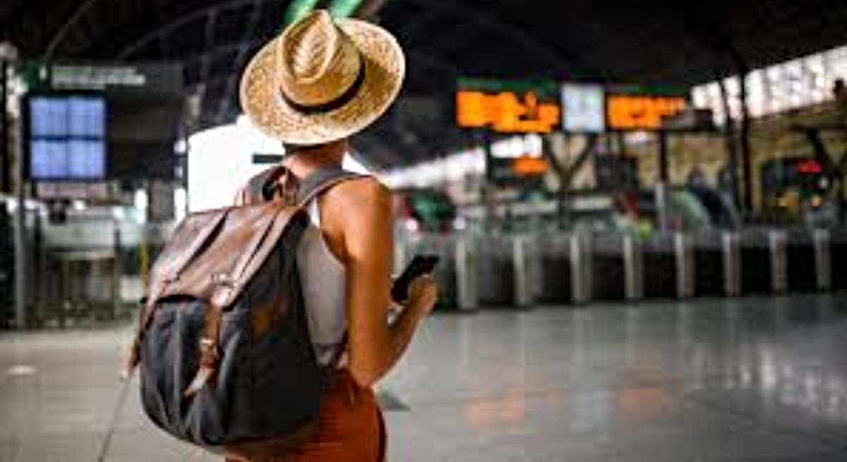 Una viajera en un aeropuerto