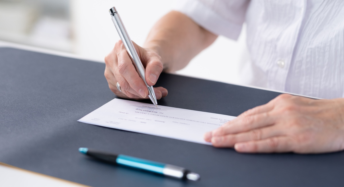firma-cheque-recurso-dreamstime.jpg