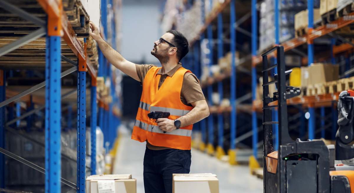Trabajador en un almacen Foto: iStock.