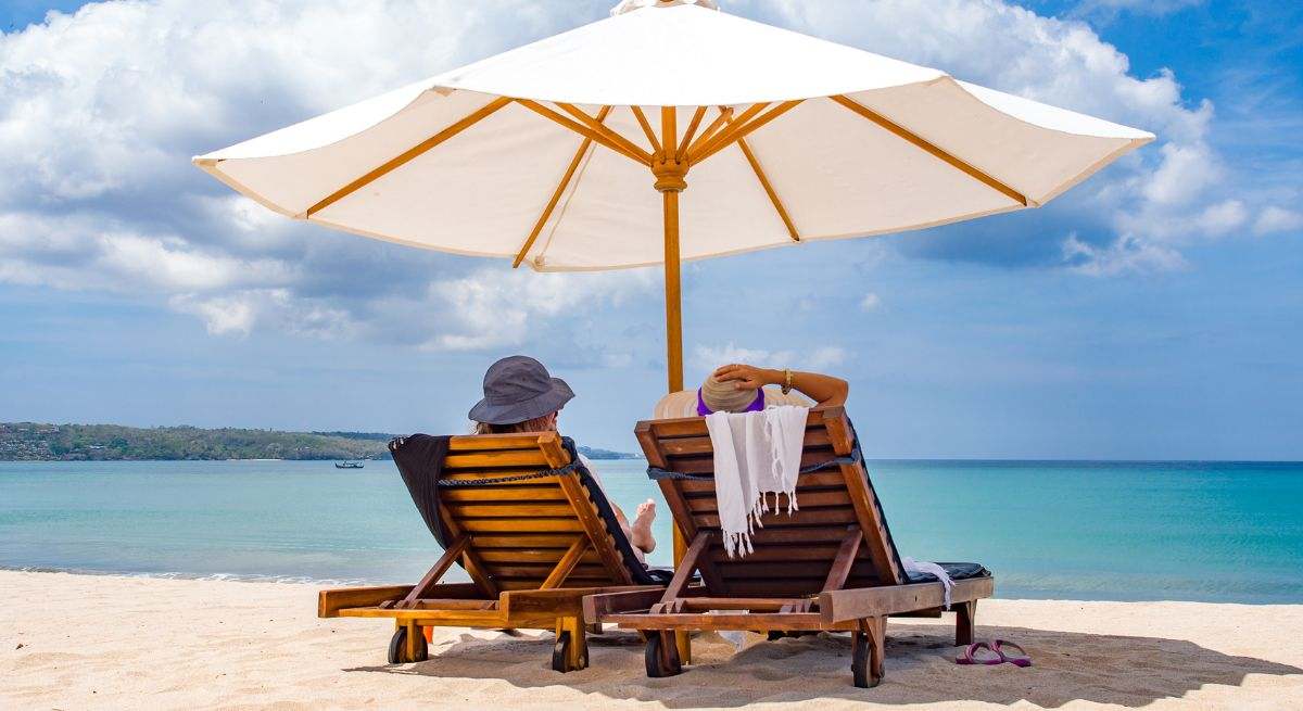 Una playa con personas disfrutando de un día soleado