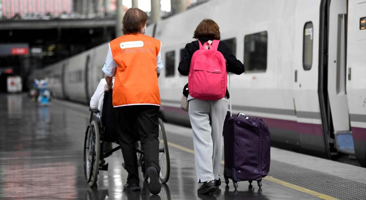 Una persona discapacitada atendida en una estación / EP