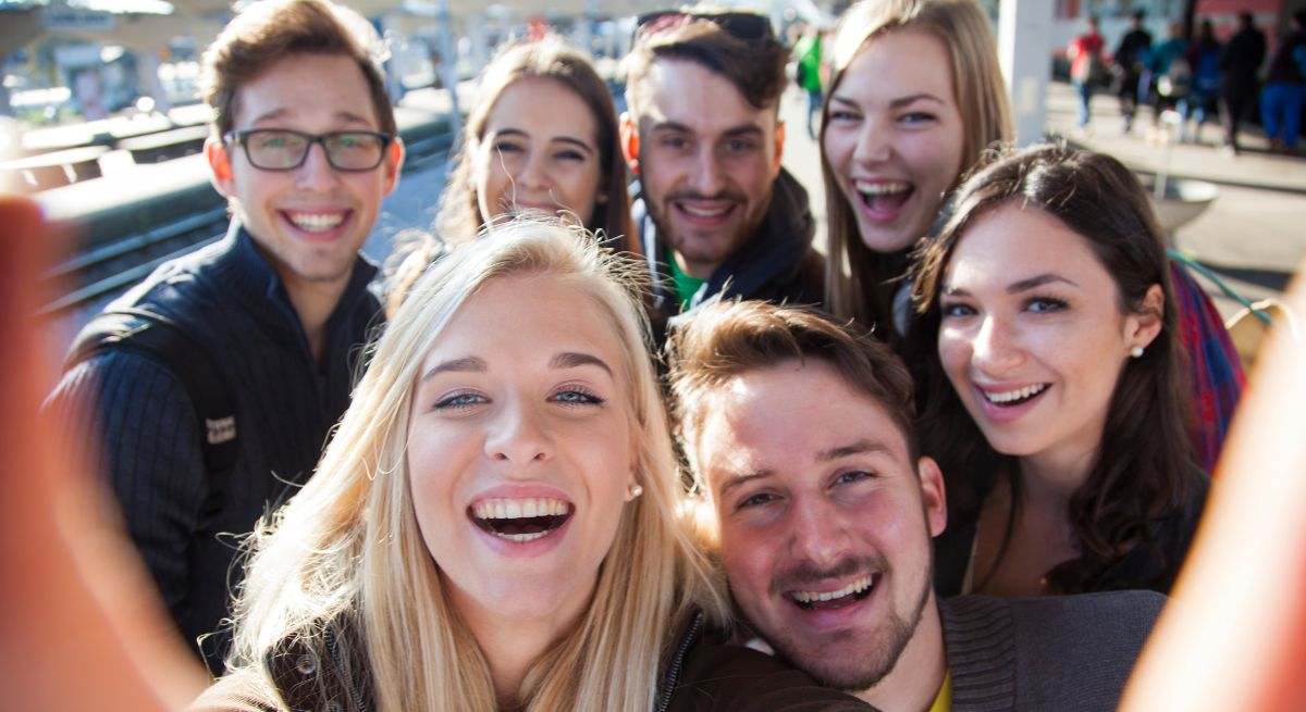Varios jóvenes de 30 años y con una buena salud mental sonríen ante la cámara