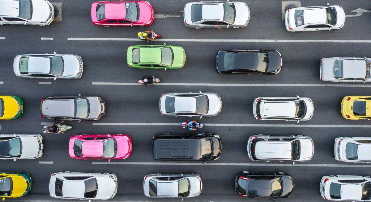 Varios coches juntos, en una carretera 