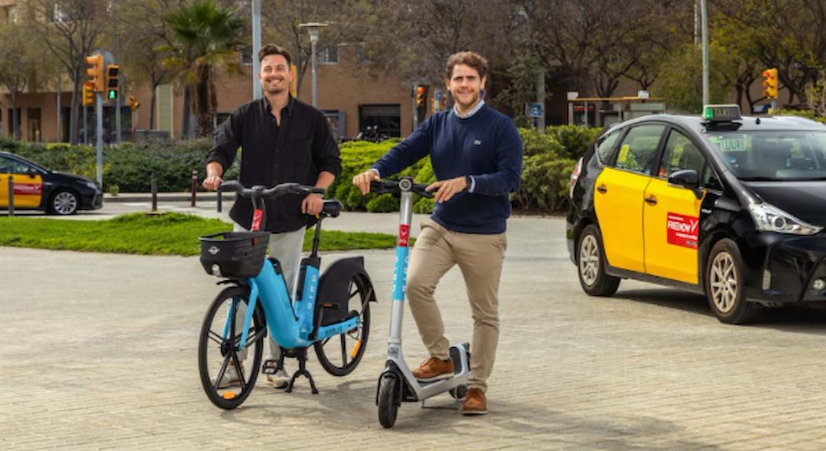 Bicicletas y patinetes de Bird y un taxi asociado a Freenow