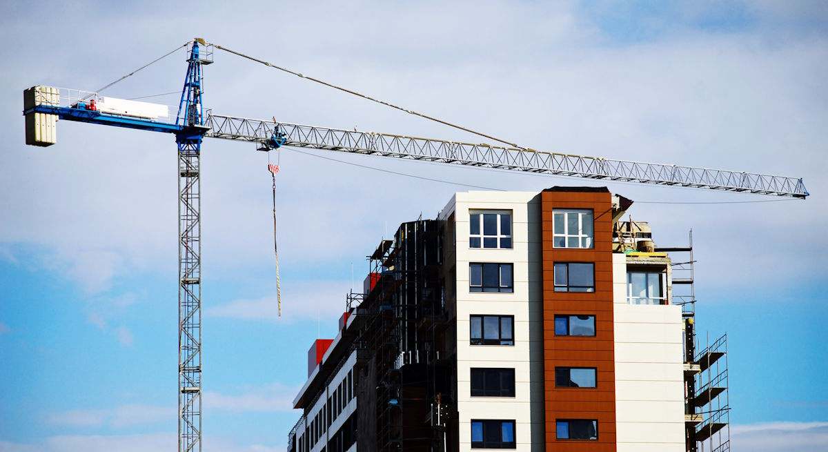grua-construccion-istock