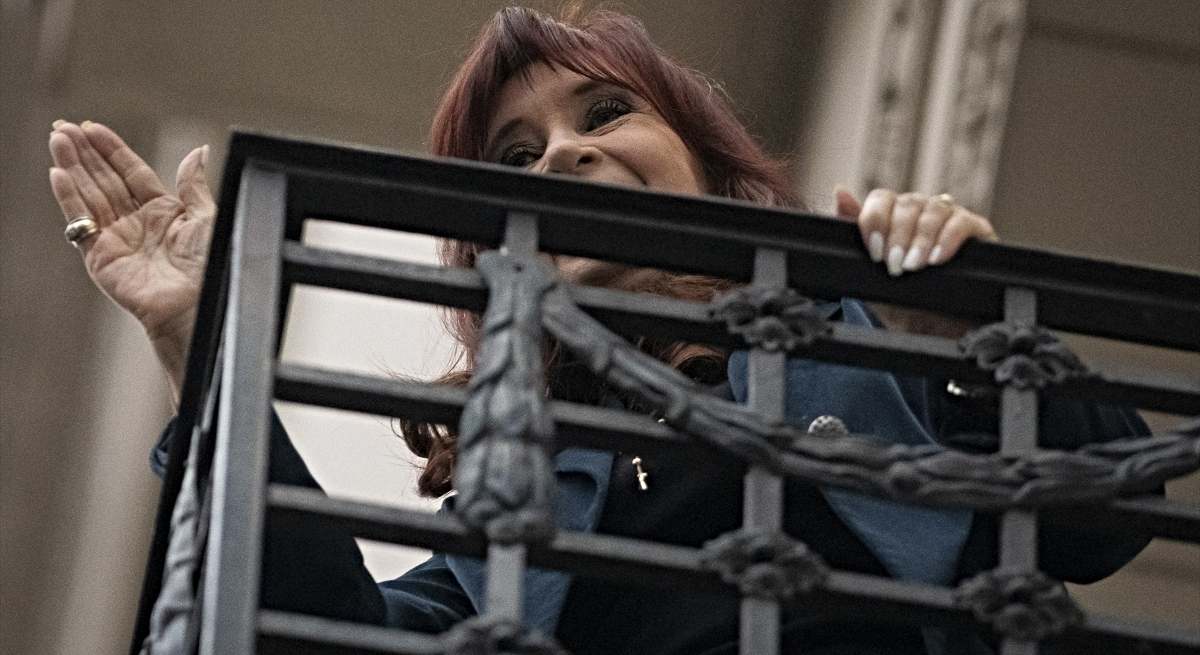 Cristina Fernández de Kirchner en el balcón de su casa, donde cumple arresto domiciliario / EP