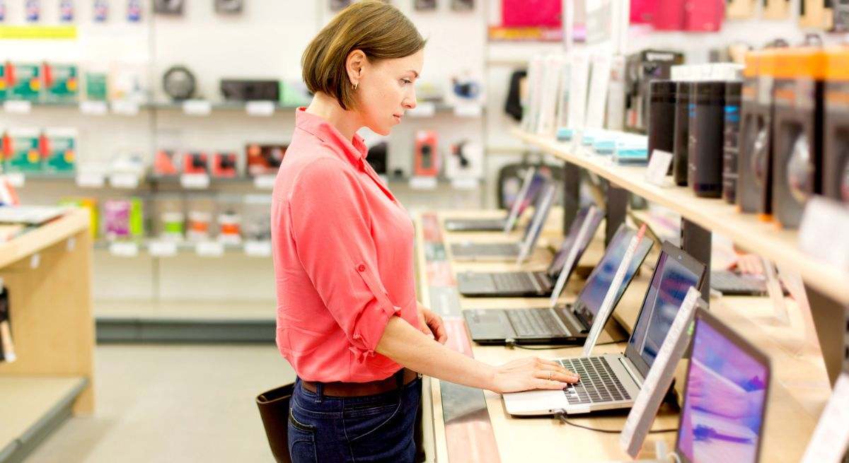 Una mujer compra en una tienda de tecnología. / Foto: iStock