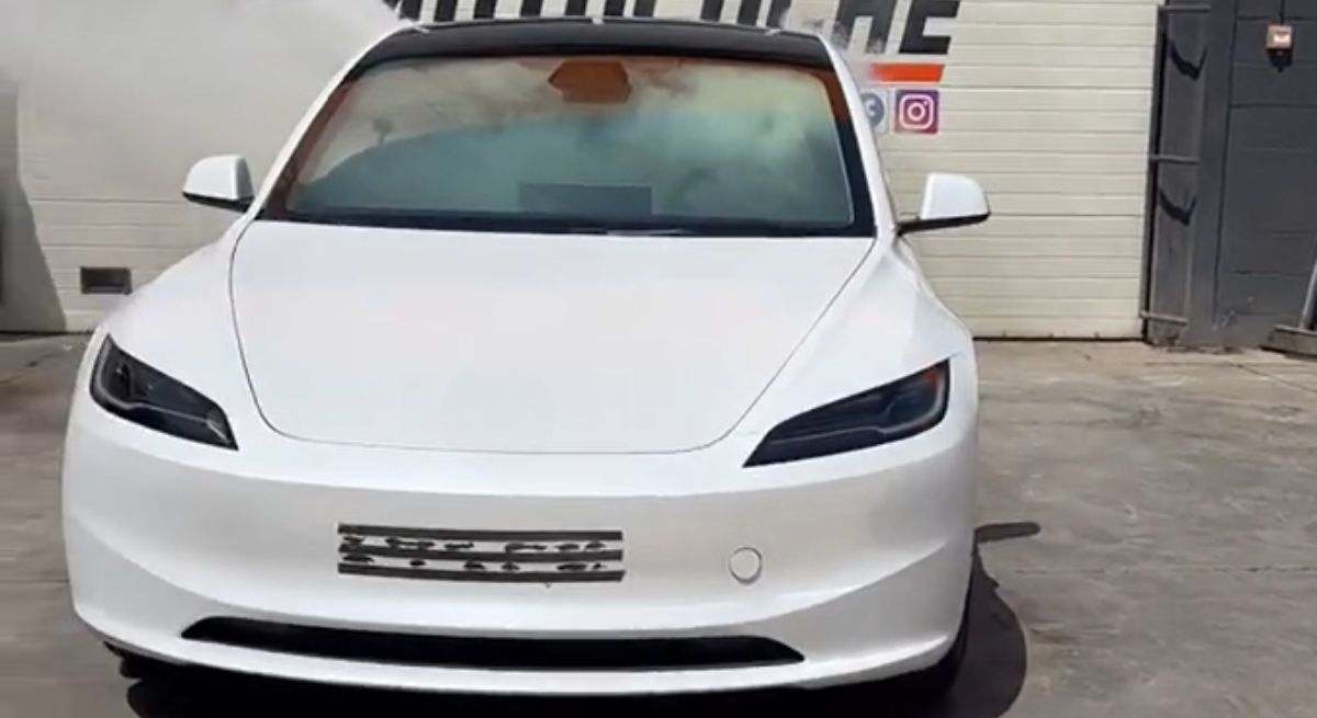 Coche eléctrico ardiendo en un desguace