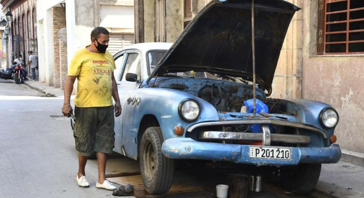 Un hombre cubano arregla un coche en La Habana / EP