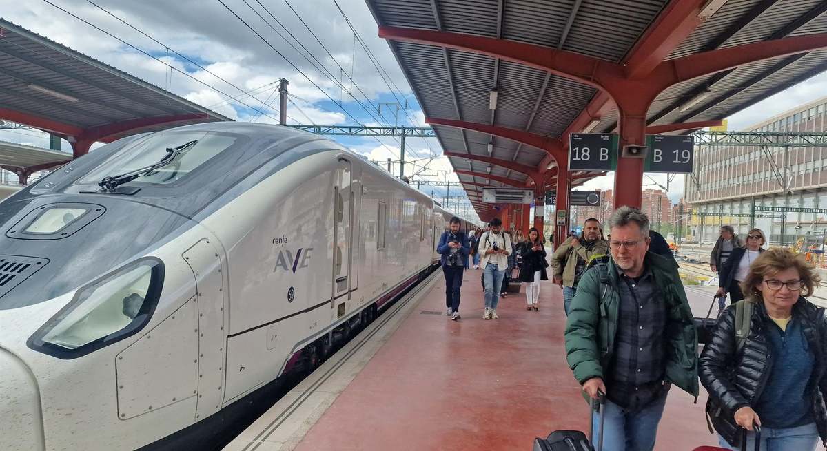 Imagen del AVE Avril este martes a la llegada a Madrid con más de dos horas y media de retraso.
