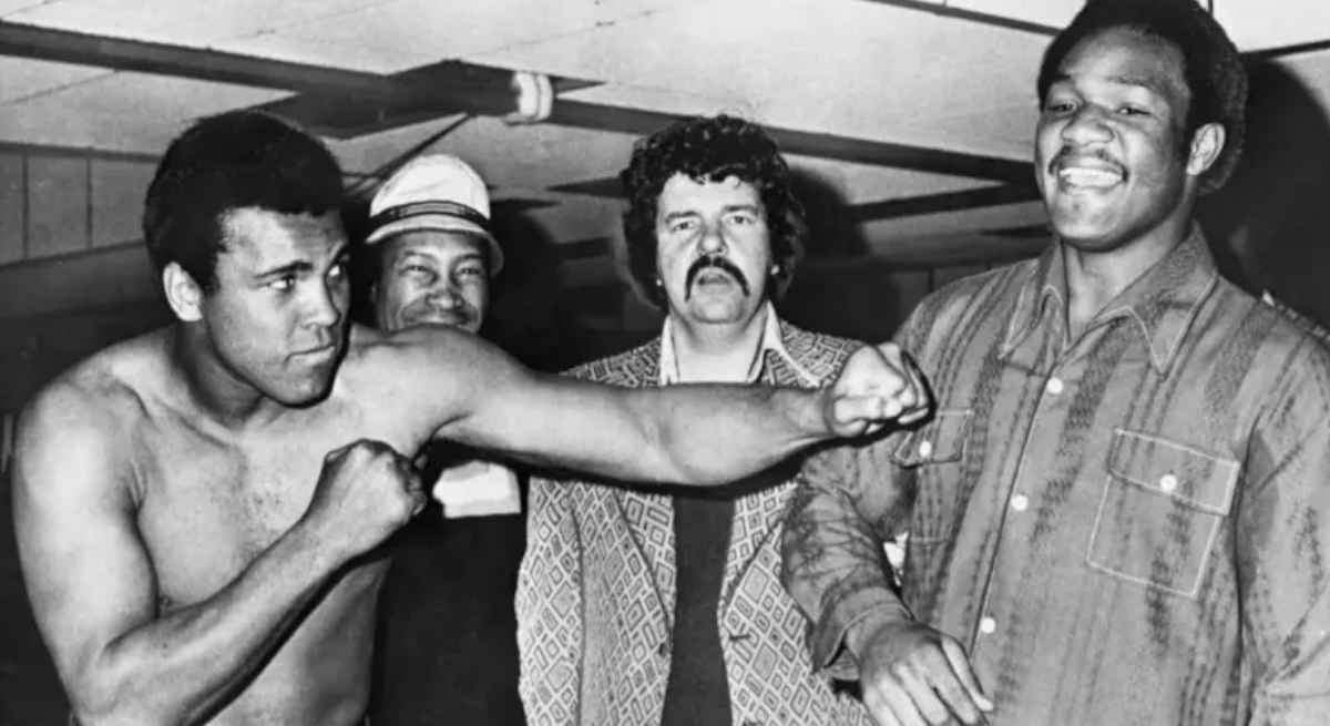George Foreman, a la derecha, con Muhammad Ali, a la izquierda, en 1973
