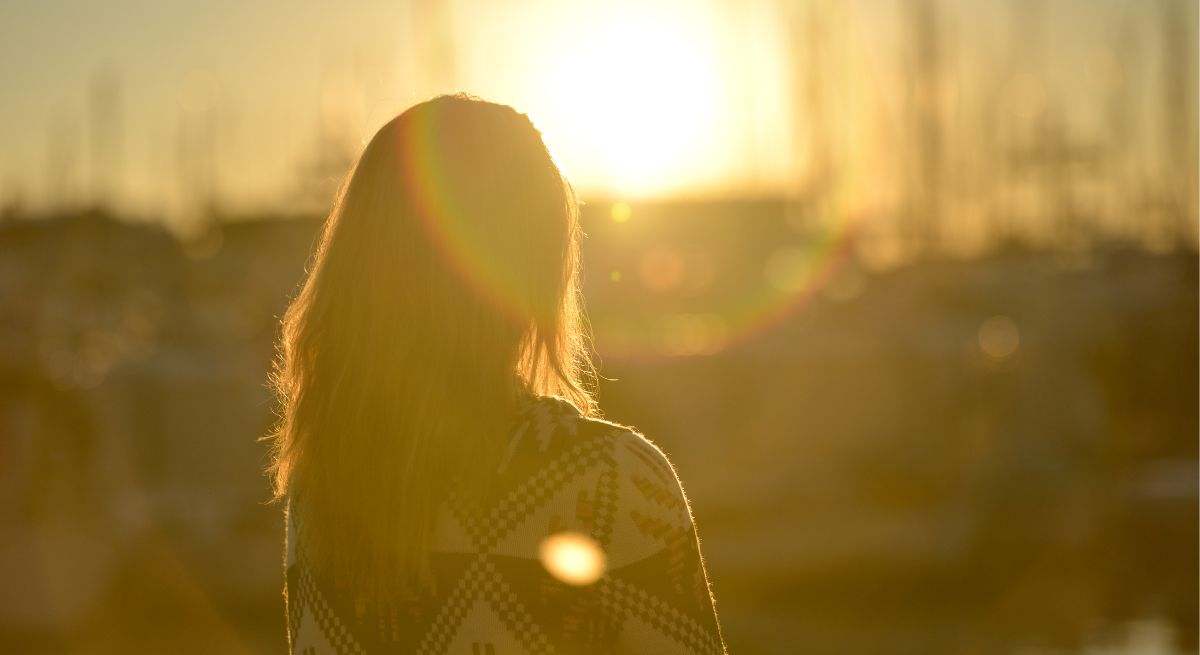 Una mujer en pleno verano iluminada por el sol