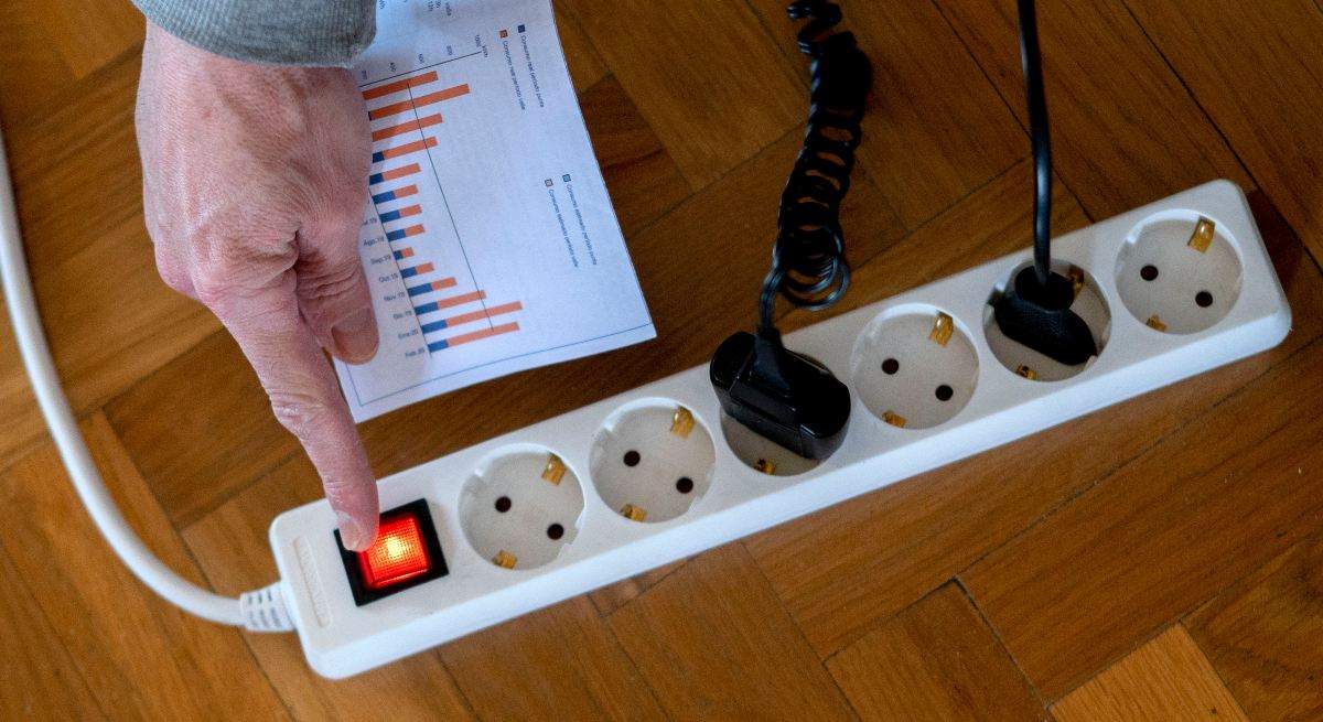 EuropaPress_4173738_hombre_enciende_largadera_varios_enchufes_factura_luz_mano_enero_2022-1.jpg