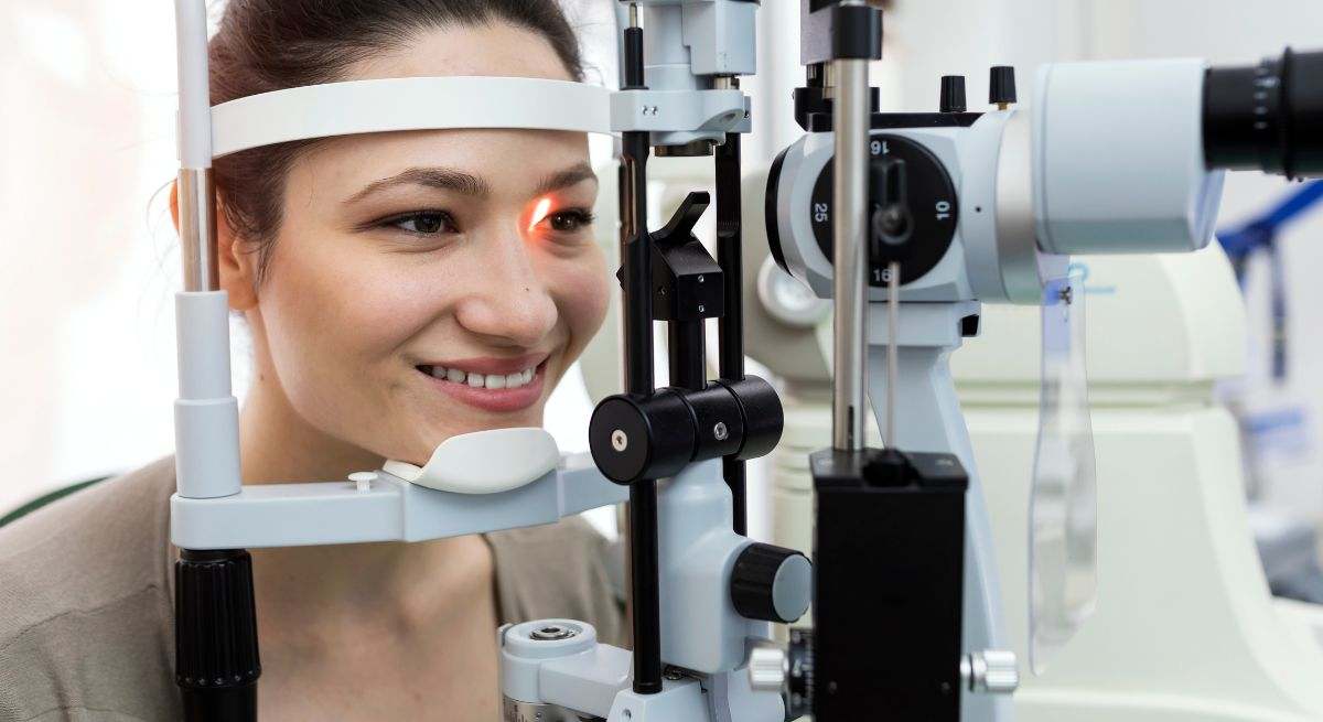 Un oftalmólogo diagnostica y trata todas las enfermedades oculares