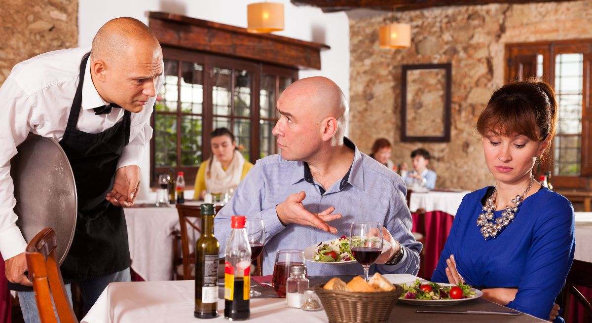 Pareja quejándose al camarero por la comida