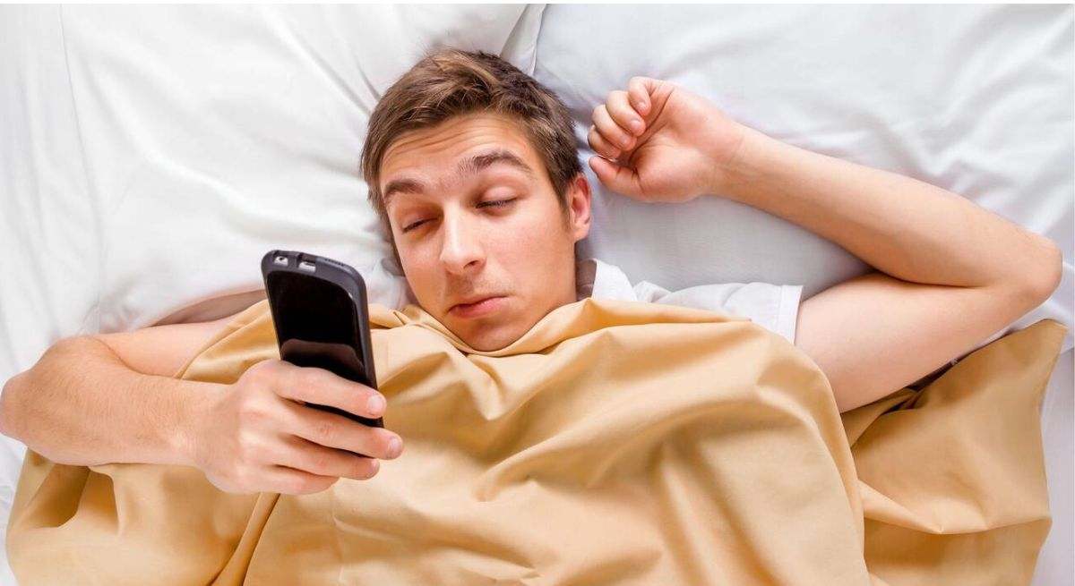 movil-en-la-cama.jpg