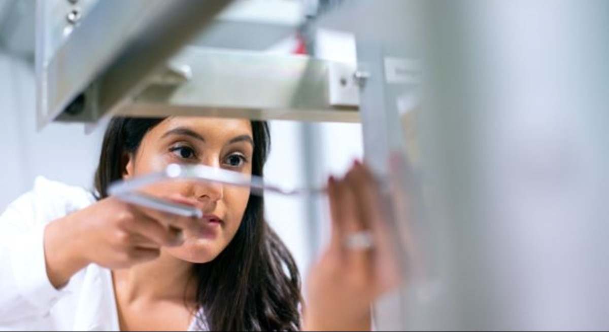 Científica en un laboratorio