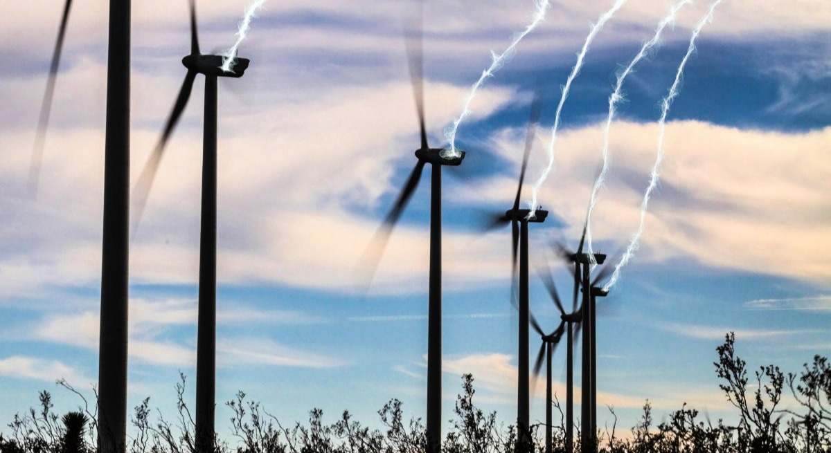 Aerogeneradores en una tormenta (Getty)