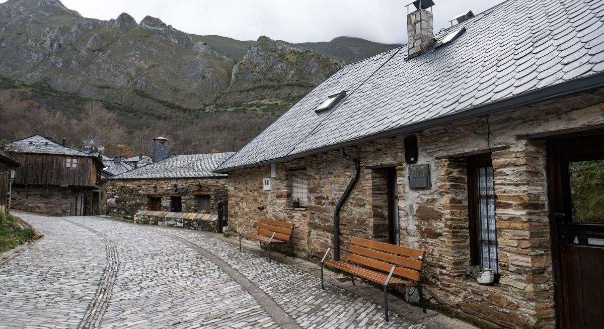 Plaza del pueblo de Peñalba de Santiago