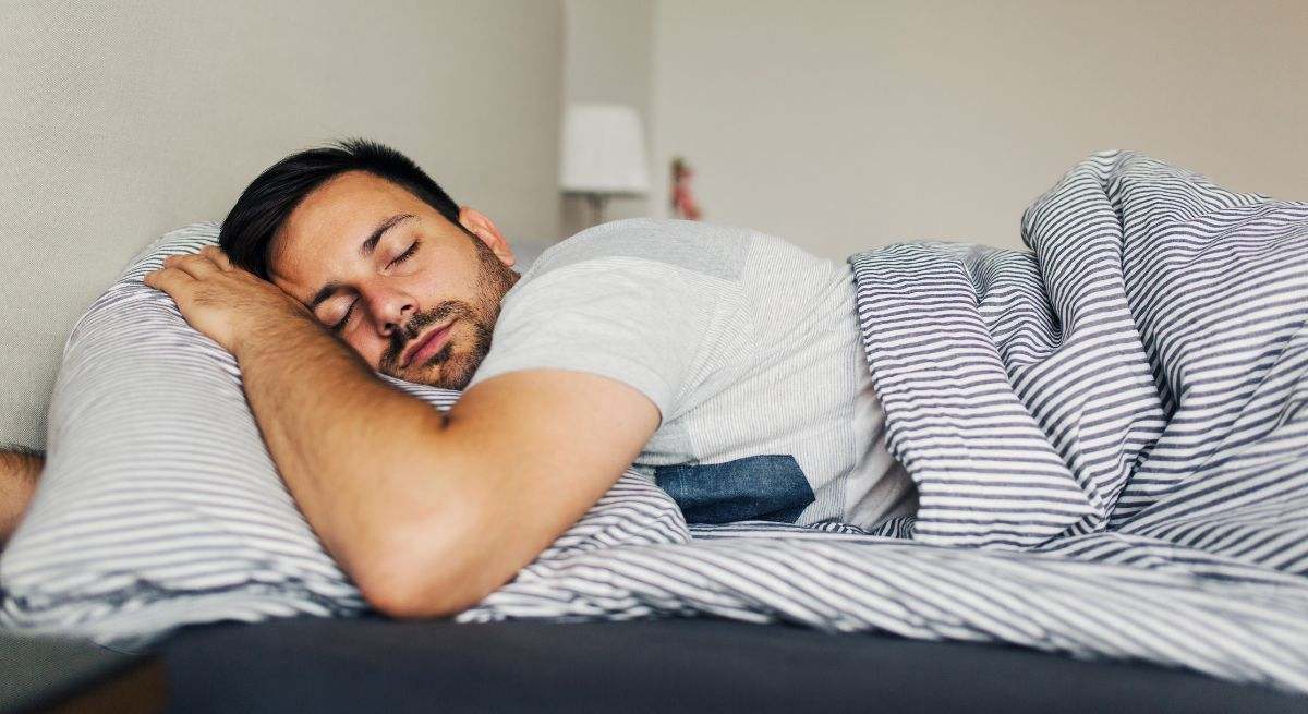 Un hombre de mediana edad duerme plácidamente en su casa