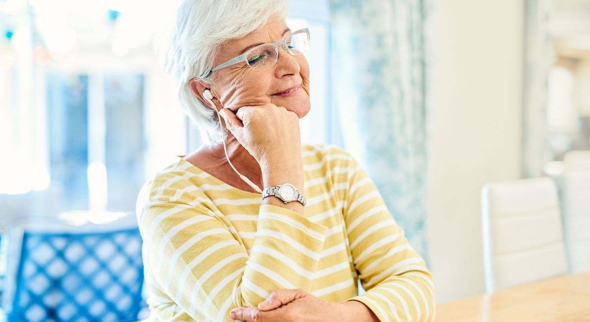 Una mujer de avanzada edad escucha música