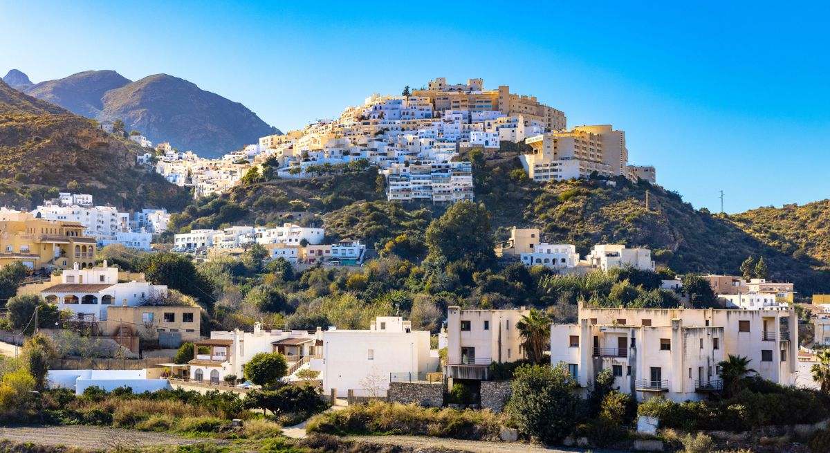 El pueblo de Mojácar con casas blancas subiendo por una colina