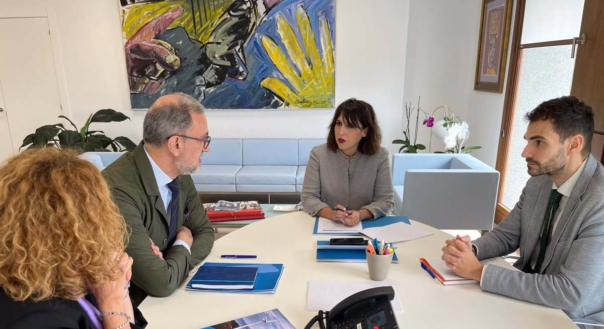 Reunión de la conselleira de Economía, María Jesús Lorenzana con la Asociación Empresarial Eólica.