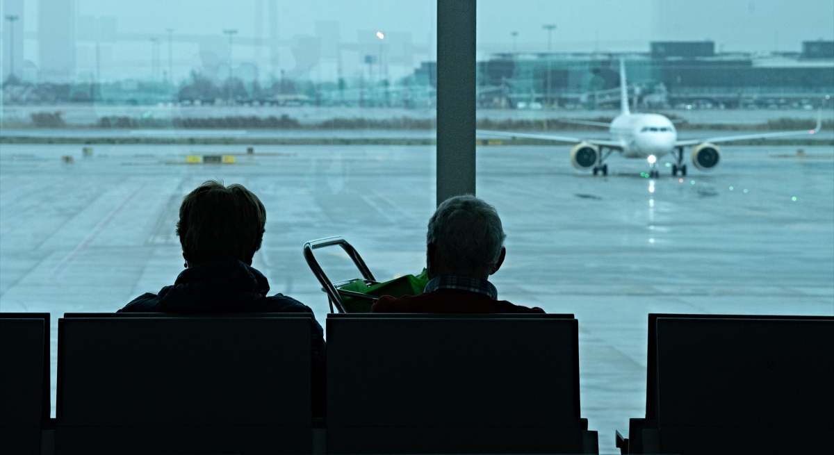 Dos viajeros en un aeropuerto / EP