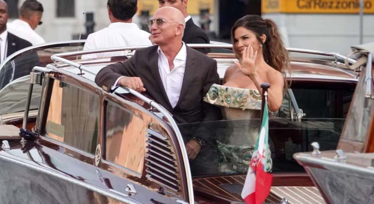 Jeff Bezos y Lauren Sánchez, con sonrisa recauchutada permanente