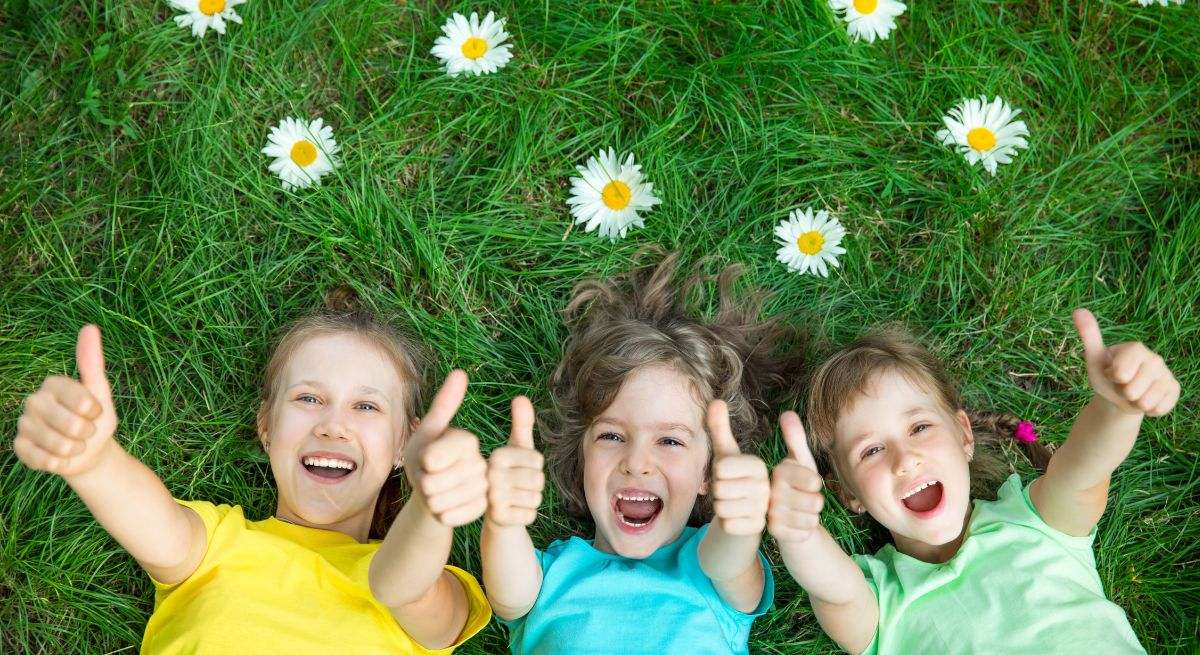 Varios hijos de una familia disfrutan de una tarde soleada