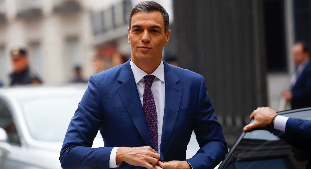 pedro-sanchez-presidente-gobierno-16noviembre2023-espana-abrochandose-chaqueta-reuters-1200x655.jpg