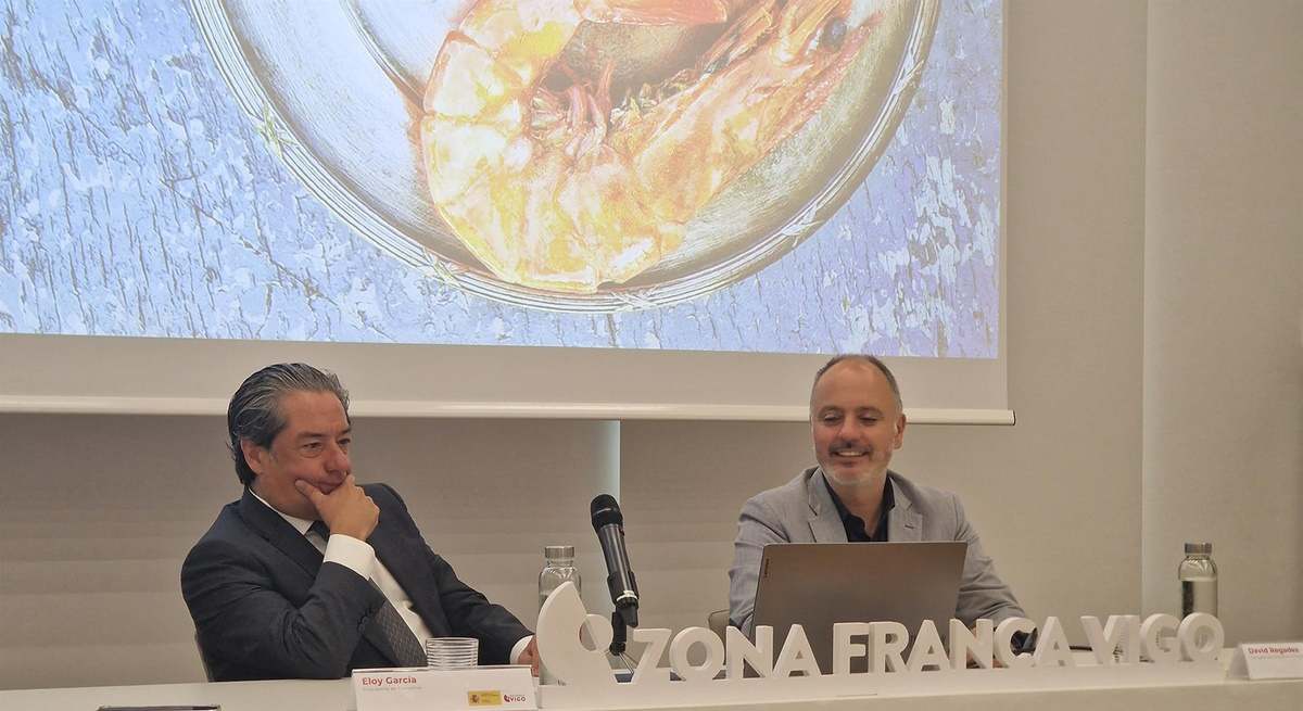 El presidente de Conxemar, Eloy García y David Regades, delegado del Estado en el Consorcio de la Zona Franca de Vigo este miércoles en la presentación.