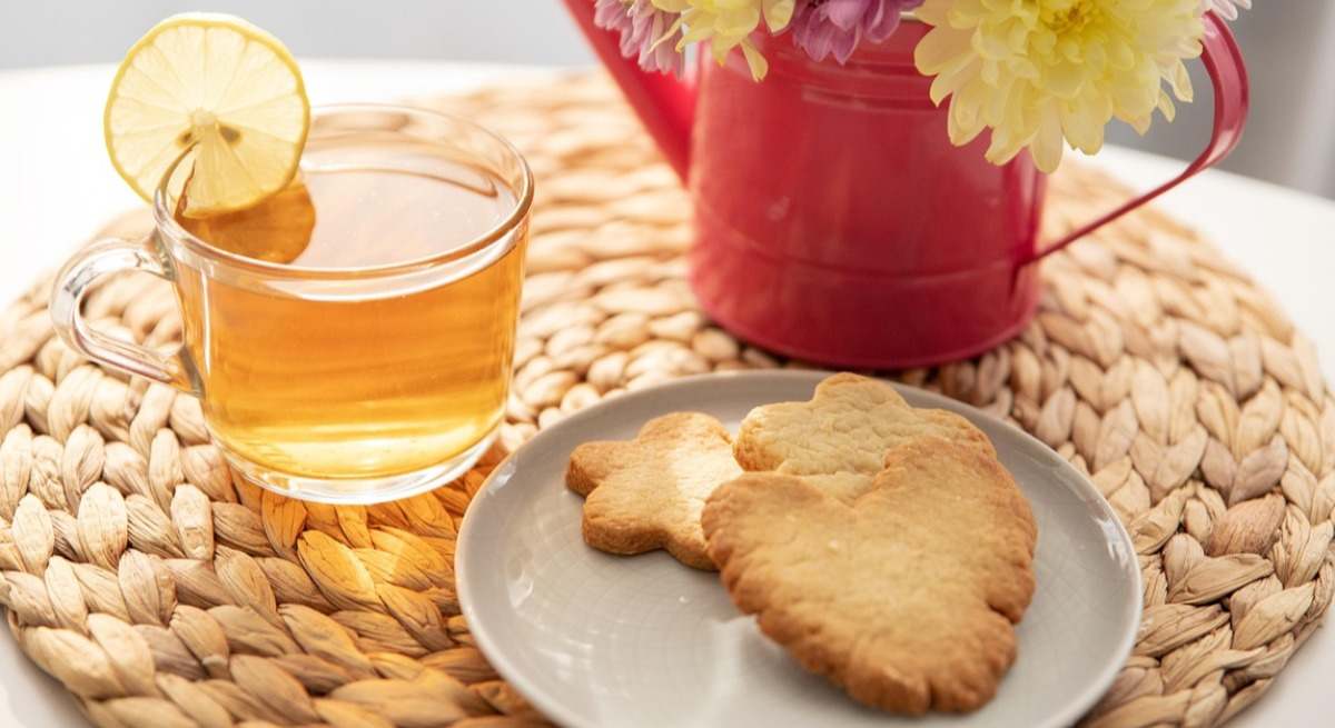 Desayuno de té con galletas