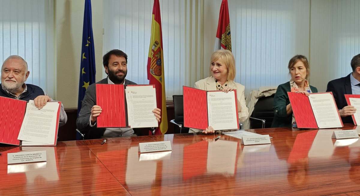 La consejera de Industria, Comercio y Empleo, Leticia García, con los firmantes del acuerdo