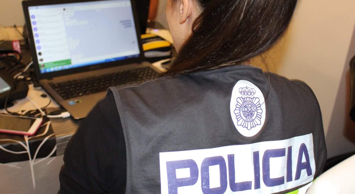 EuropaPress_4285402_agente_policia_nacional-1.jpg