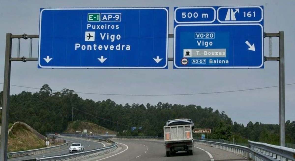 Un camión a su paso por la AP-9.