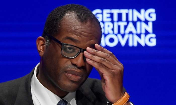 kwasi-kwarteng-mano-cara-reino-unido-reuters-1200x655.jpg