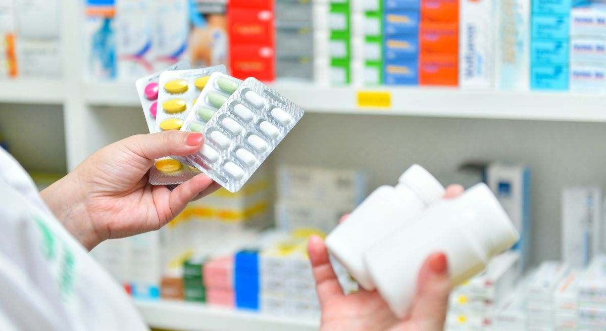 Varios medicamentos juntos, dentro de una farmacia