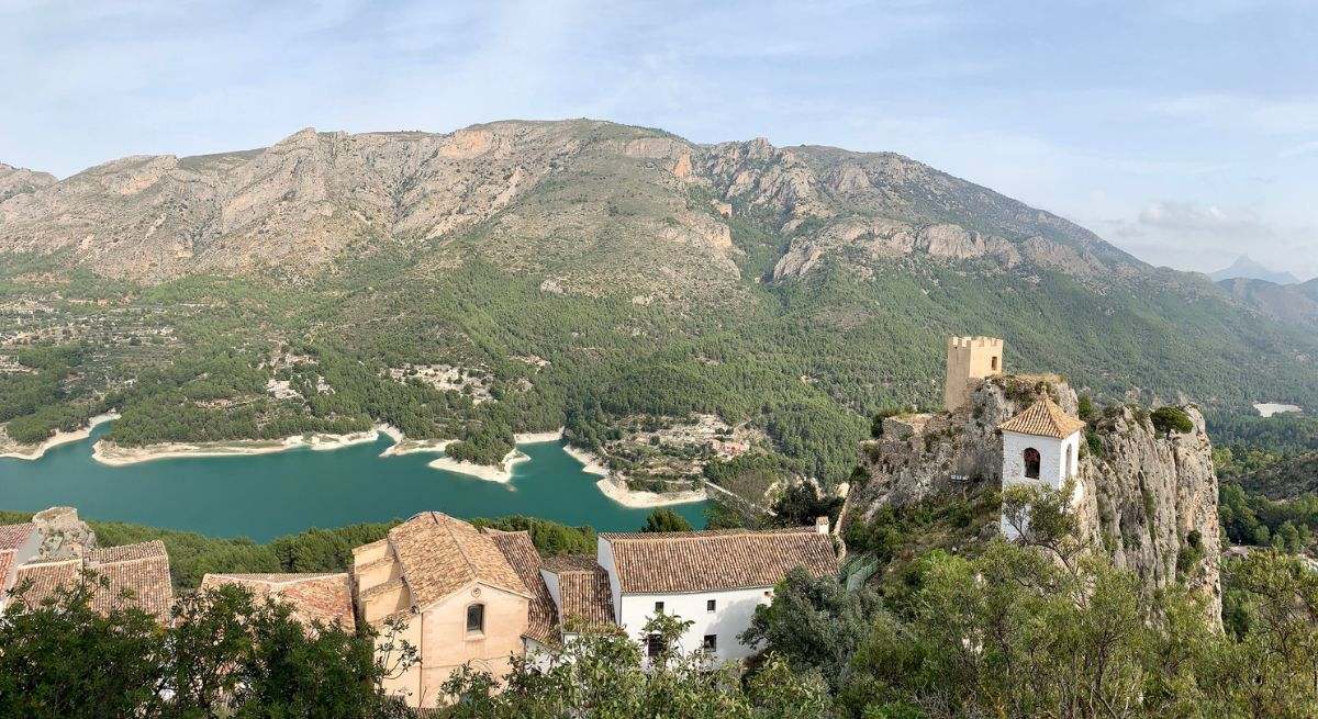 Vistas panorámicas del castillo con un lago