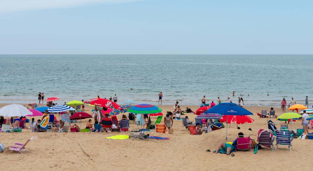 playa-chipiona-sombrilla-iStock-1335288056.jpg