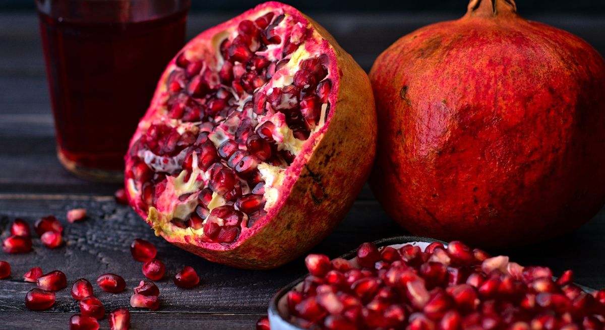 La granada es una fruta con unos rasgos muy característicos