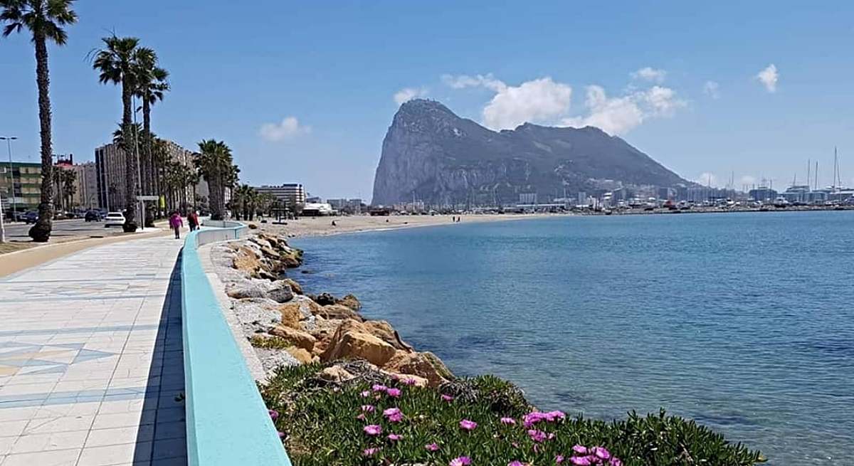 El Peñón de Gibraltar desde la Línea de la Concepción