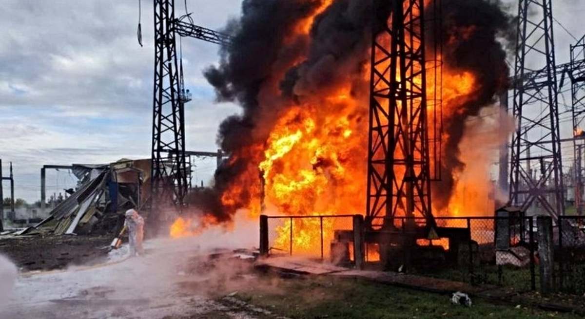 Una central eléctrica en llamas a consecuencia de la guerra
