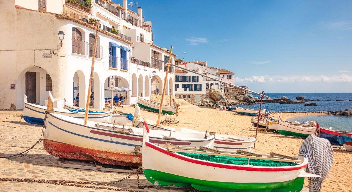 El pueblo marinero más bonito para viajar en agosto está en la Costa Brava:
